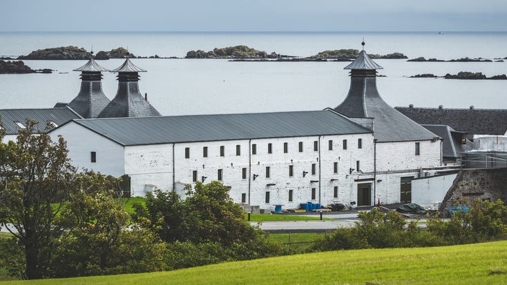 拉弗罗亚格酿酒厂，艾莱岛。苏格兰威士忌是迄今为止我们数据库中搜索量最大的英国产品类别 |©Golnyk Production/Shutterstock.com