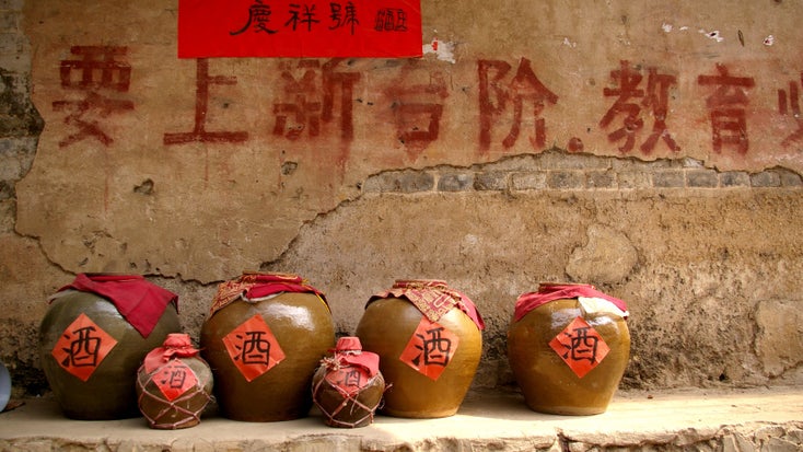Old Chinese wine jars | © Kawing921 / shutterstock.com